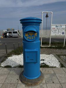 九十九里浜・海の駅九十九里にある日本唯一の“青い郵便ポスト”がかわいい！